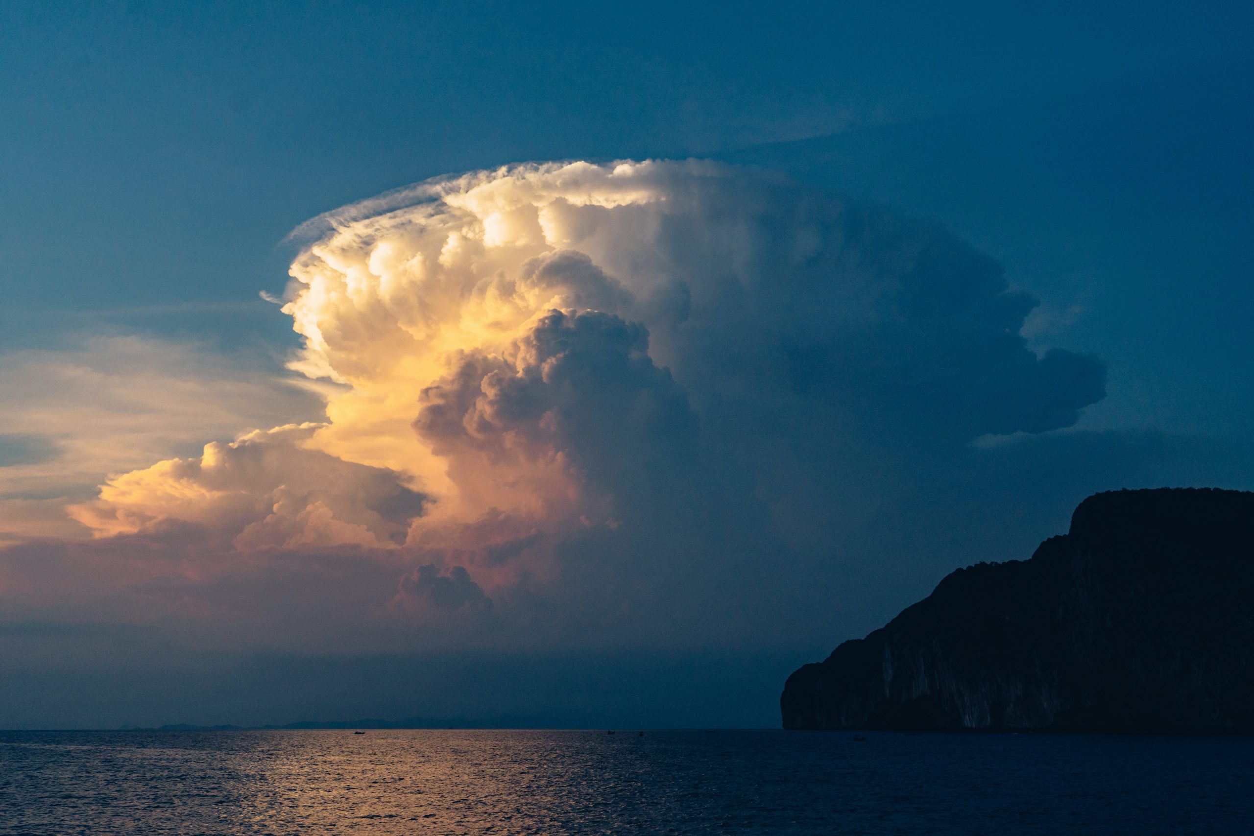 Large flat top cloud